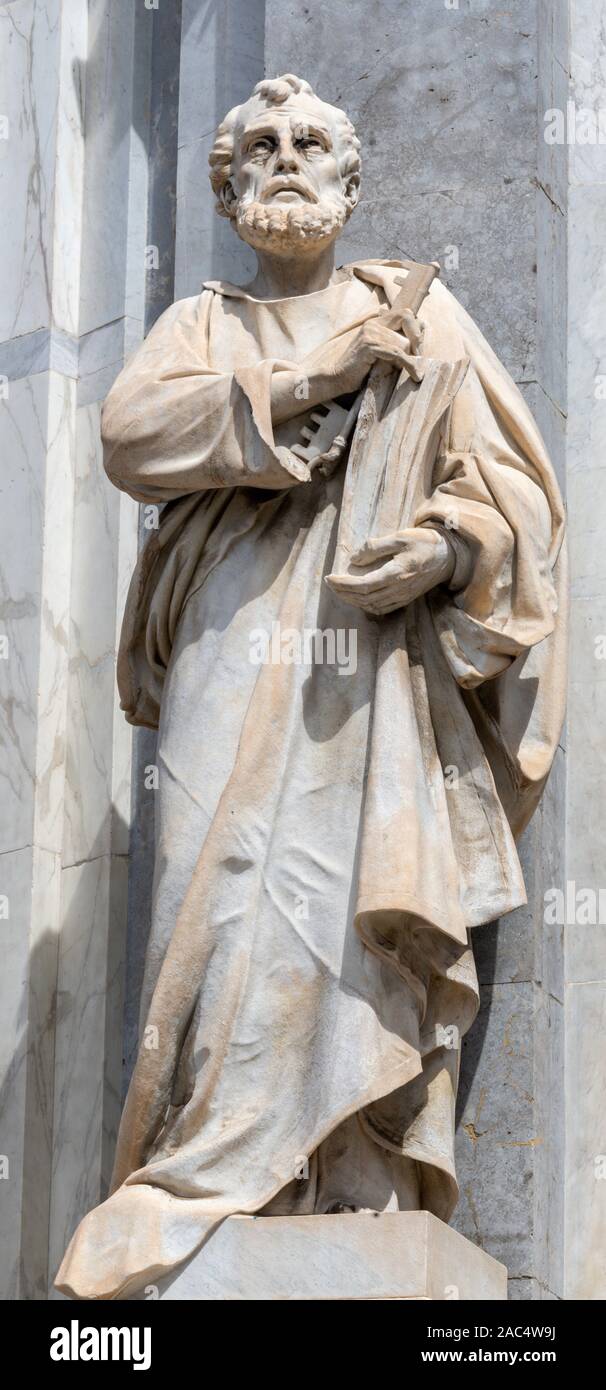 CATANIA, ITALIEN - 8. APRIL 2018: Die Statue des Apostels St. Peter vor der Basilika Sant'Agata. Stockfoto