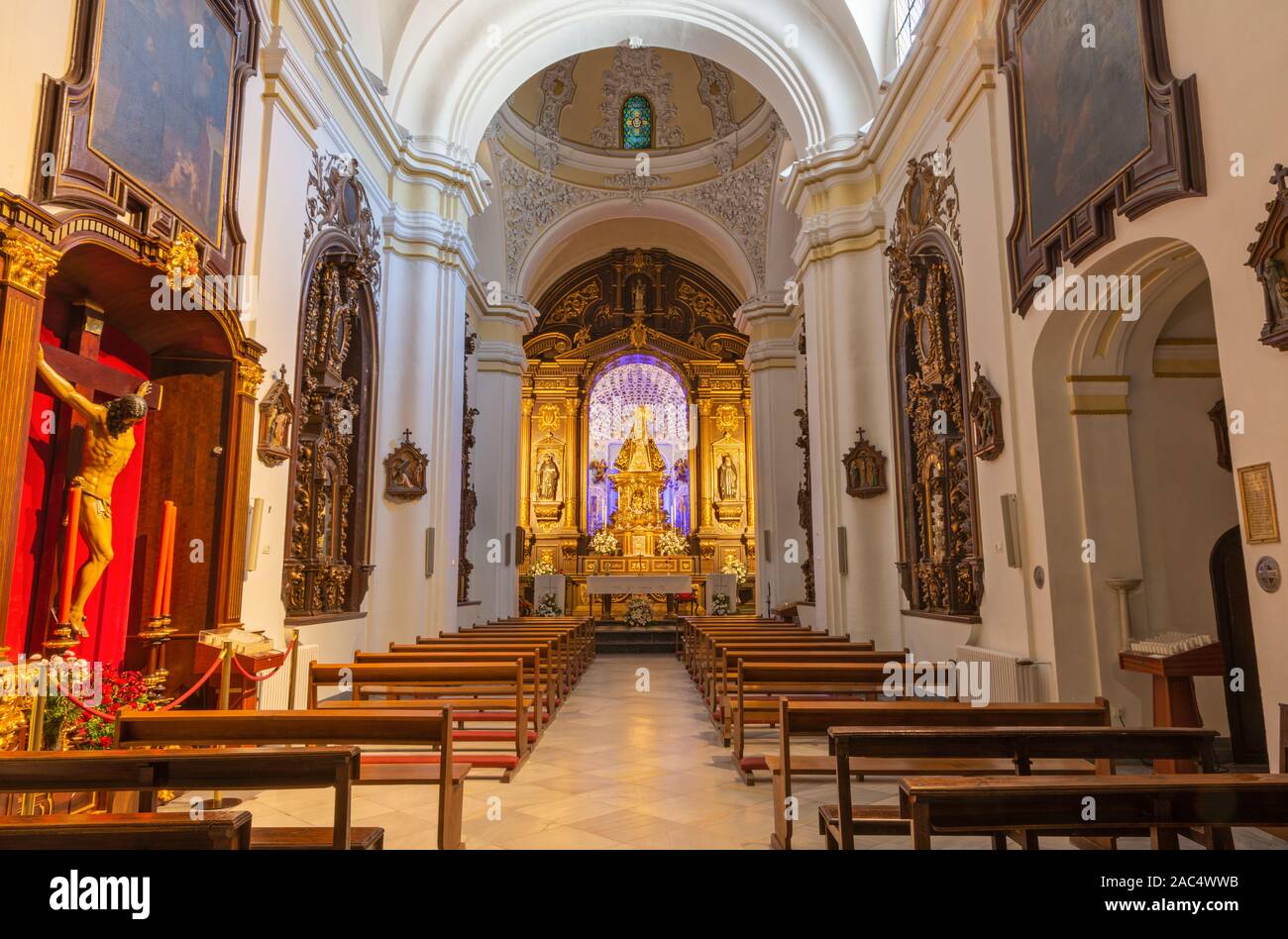 CORDOBA, Spanien - 27. MAI 2015: Der traditionelle unverfallbaren Jungfrau Maria Statue auf dem Hauptaltar der Kirche Iglesia de Nuestra Señora de los Dolores (Unsere Kop Stockfoto