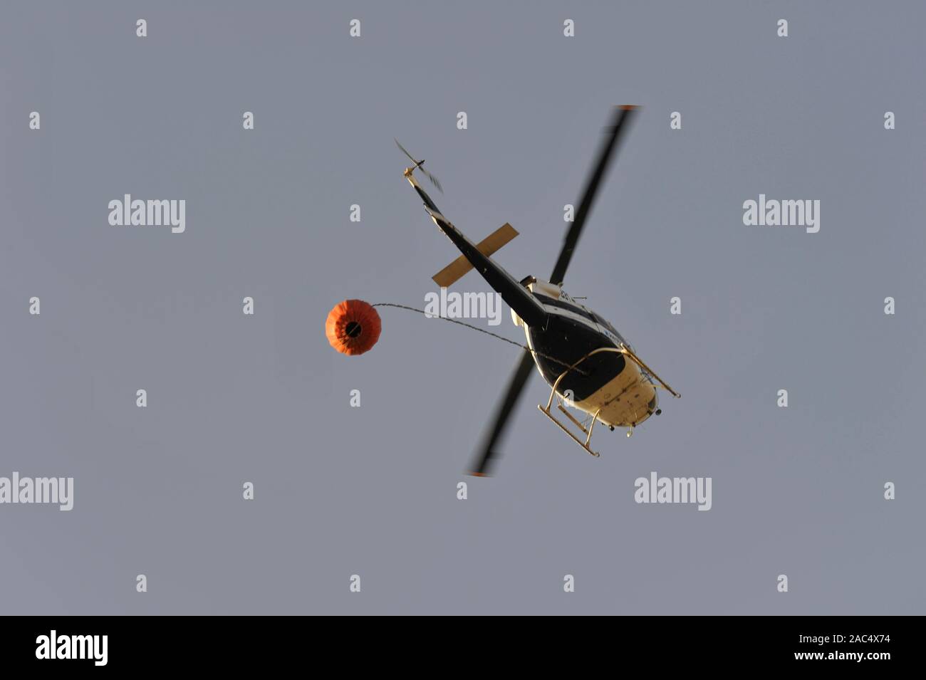 Wasser Bombardierung Hubschrauber in Richtung der Torrington Buschfeuer im Norden von New South Wales, Australien Stockfoto
