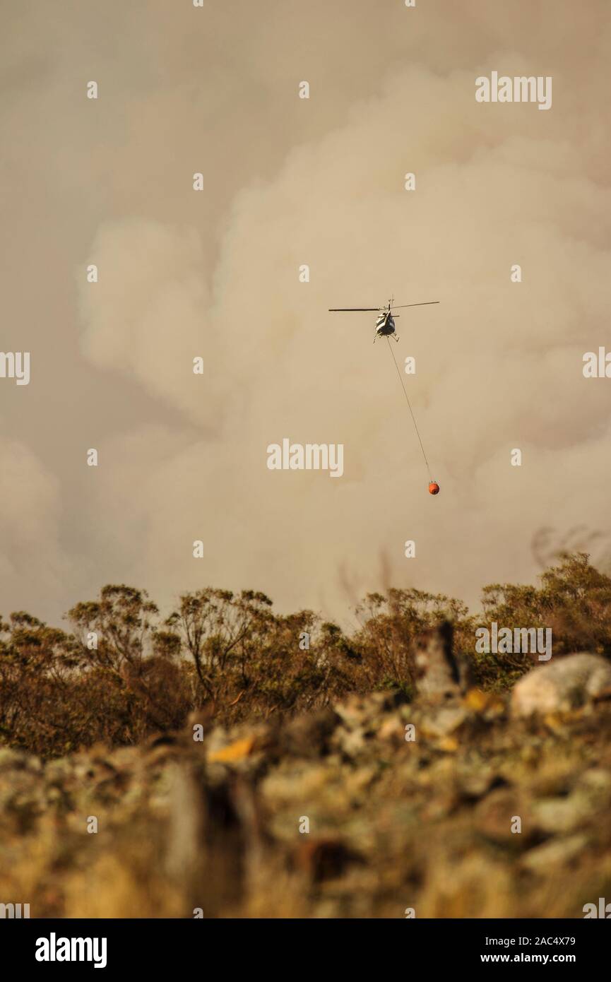 Wasser Bombardierung Hubschrauber in Richtung der Torrington Buschfeuer im Norden von New South Wales, Australien Stockfoto