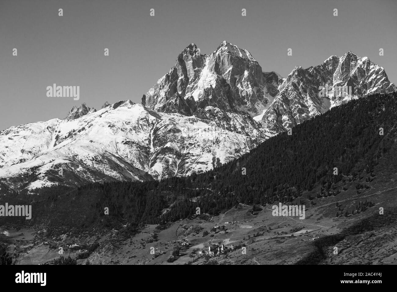 Berglandschaft Panorama. Majestätische Gipfel mit Schnee bedeckt. Schwarze und weiße dramatisches Bild Stockfoto