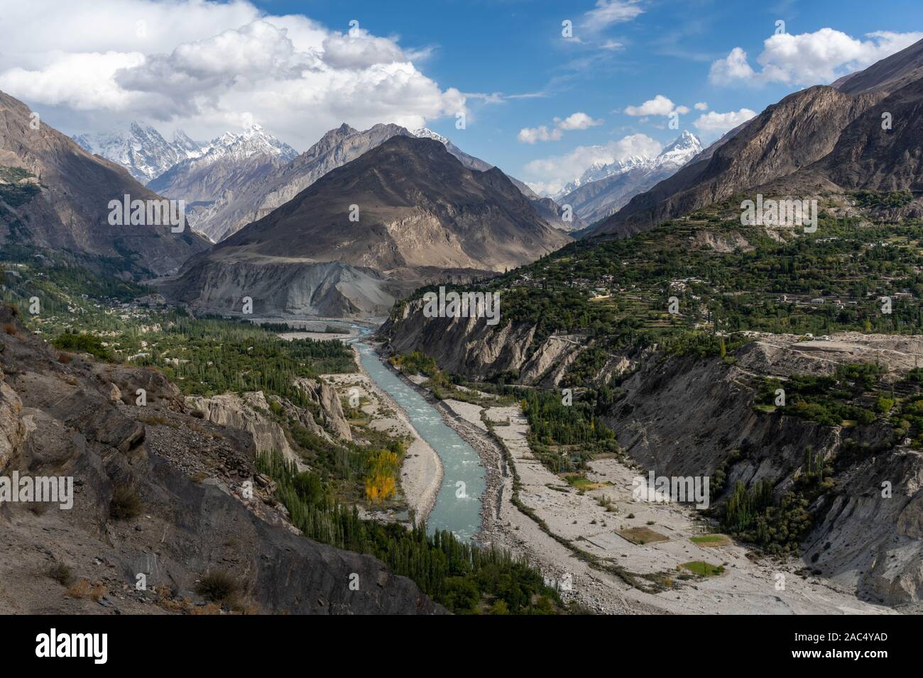 HUNZA Valley Blick auf pakistan. Ein Fluss, der sich zwischen großen Bergen schlängelt Stockfoto