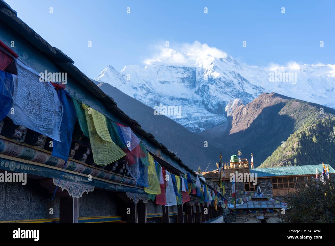 Blick auf nepalesische Gebetflaggen mit dem Annapurna Berg dahinter. Nepal Stockfoto