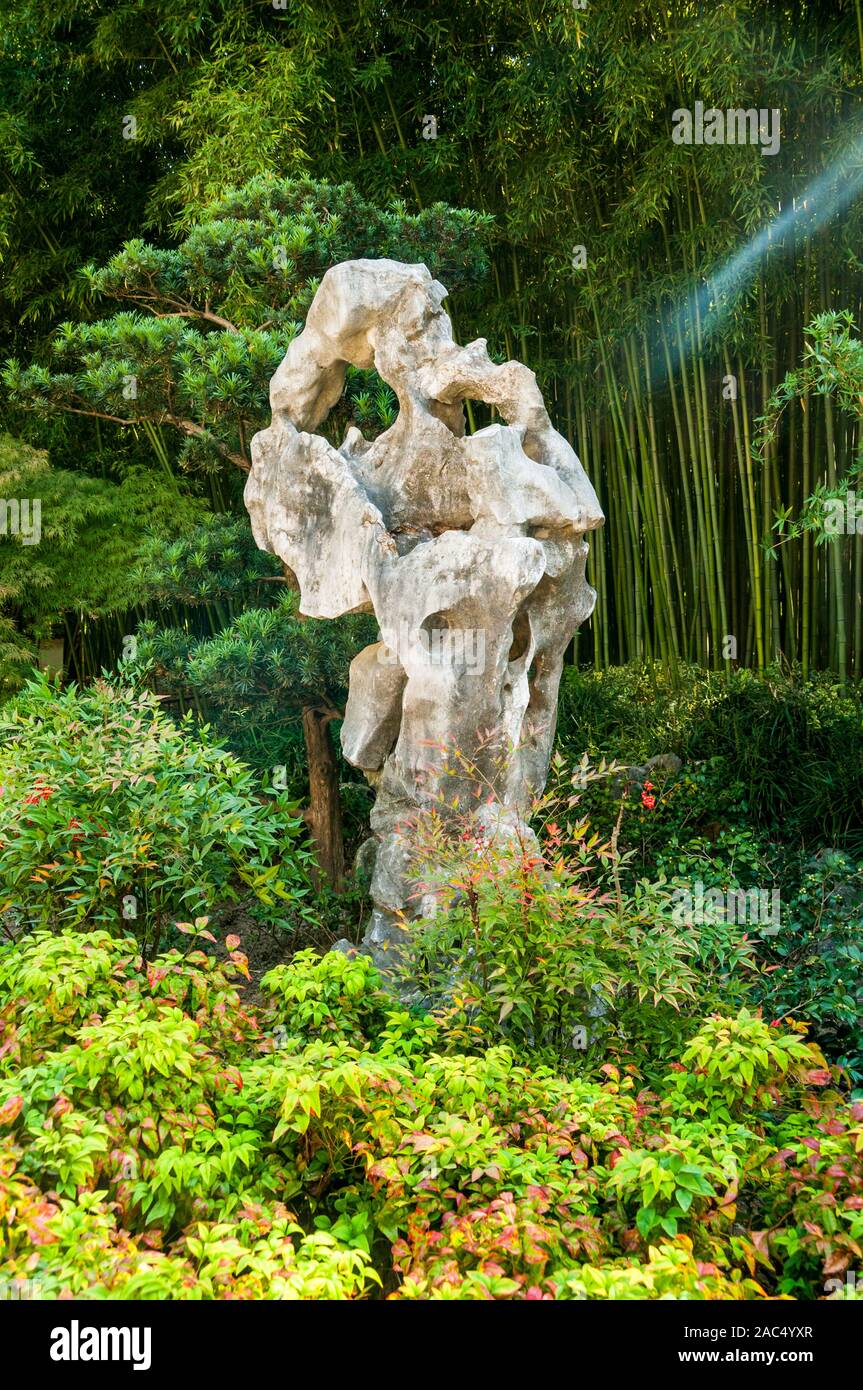 Ein Sonnenstrahl Trifft ein Stein in den Guyi-garten, Shanghai. Stockfoto