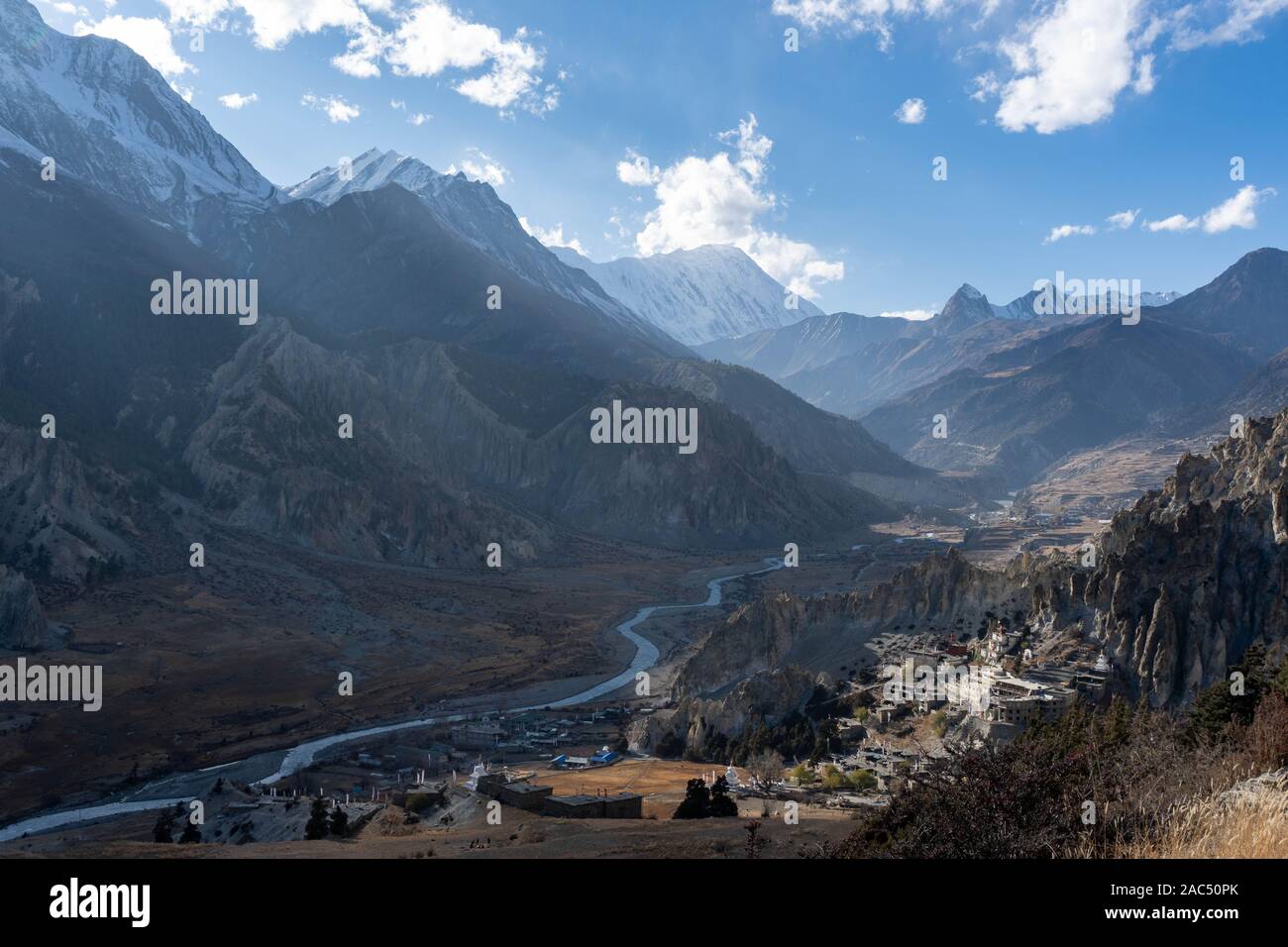 Blick auf das Manang-Tal. Das letzte Licht scheint auf das Kloster Braga. Nepal Stockfoto