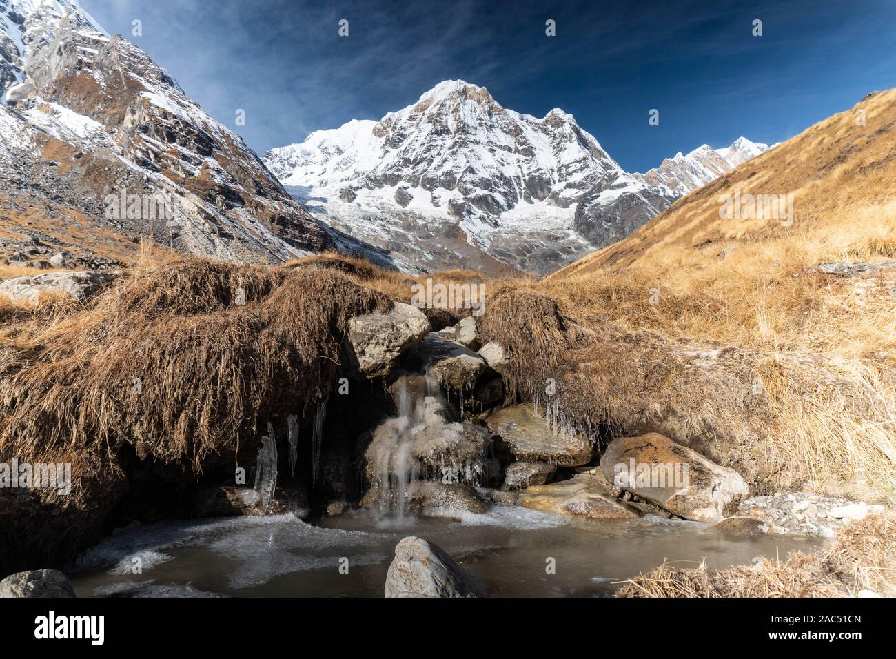 Blick auf Annapurna Süd mit frozen Stream im Vordergrund Stockfoto