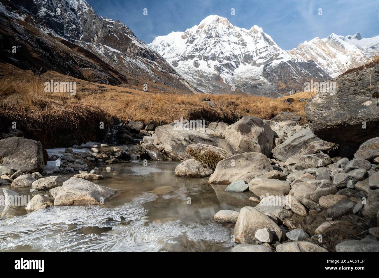 Blick auf Annapurna Süd mit frozen Stream im Vordergrund Stockfoto