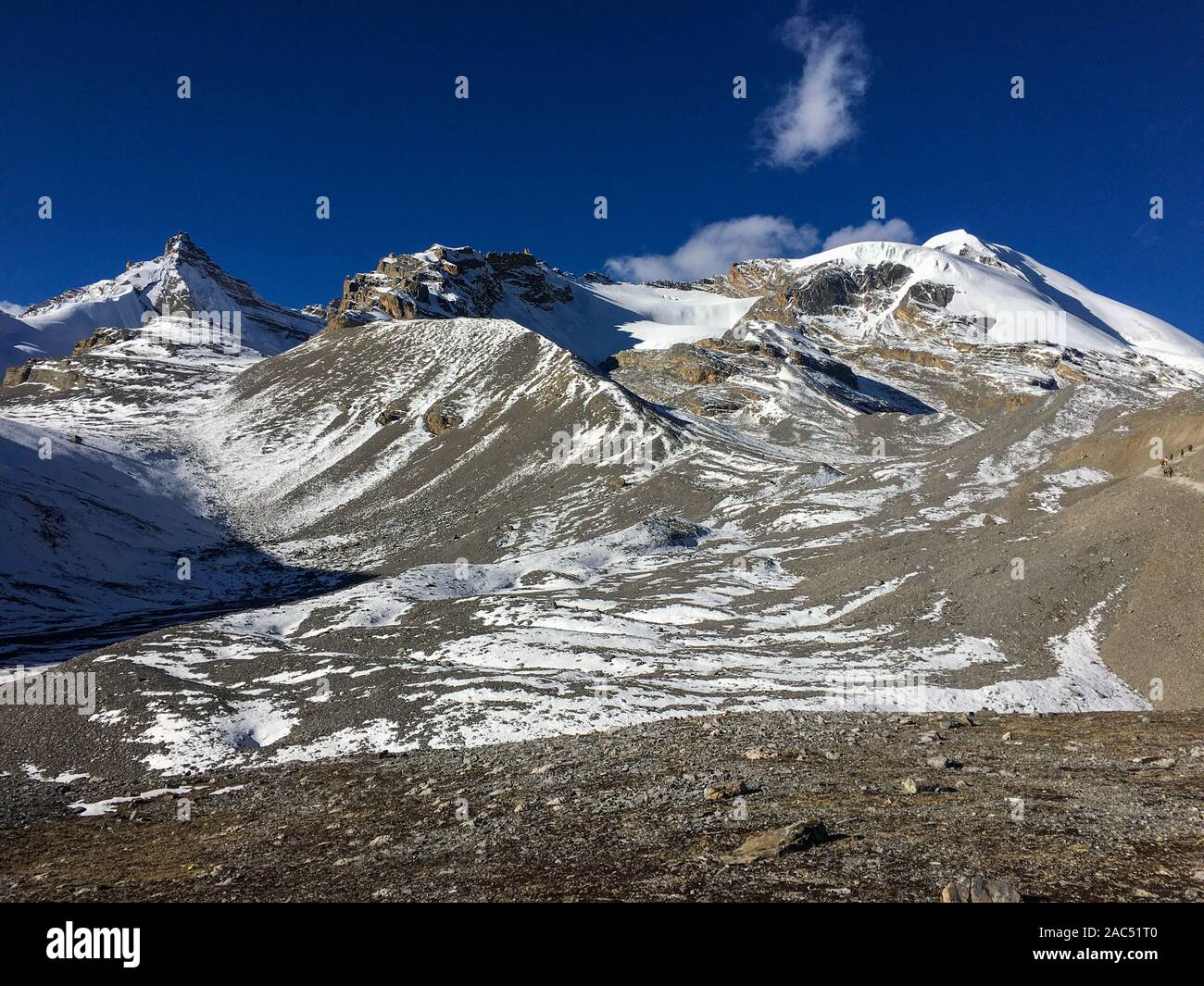 Berge im Himalaya mit ein Abstauben von frischem Schnee Stockfoto