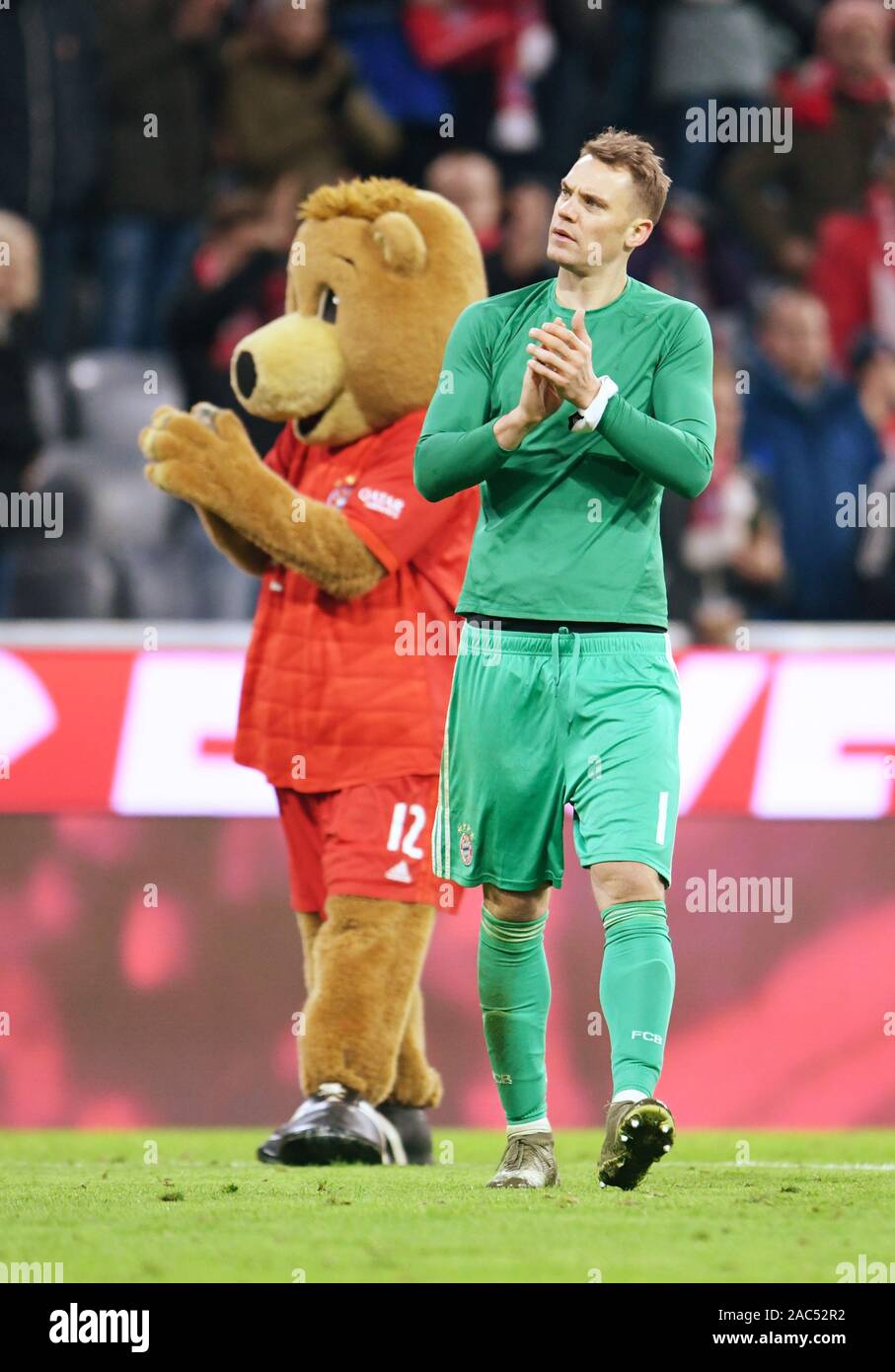 München, Deutschland. 30 Nov, 2019. Fussball: Bundesliga, FC Bayern München - Bayer Leverkusen, 13. Spieltag in der Allianz Arena. Bayern Torwart Manuel Neuer (r) und Bayern Maskottchen Berni in die Hände klatschen nach dem Spiel. Bayern verliert 1:2. Quelle: Tobias Hase/dpa - WICHTIGER HINWEIS: In Übereinstimmung mit den Anforderungen der DFL Deutsche Fußball Liga oder der DFB Deutscher Fußball-Bund ist es untersagt, zu verwenden oder verwendet Fotos im Stadion und/oder das Spiel in Form von Bildern und/oder Videos - wie Foto Sequenzen getroffen haben./dpa/Alamy leben Nachrichten Stockfoto