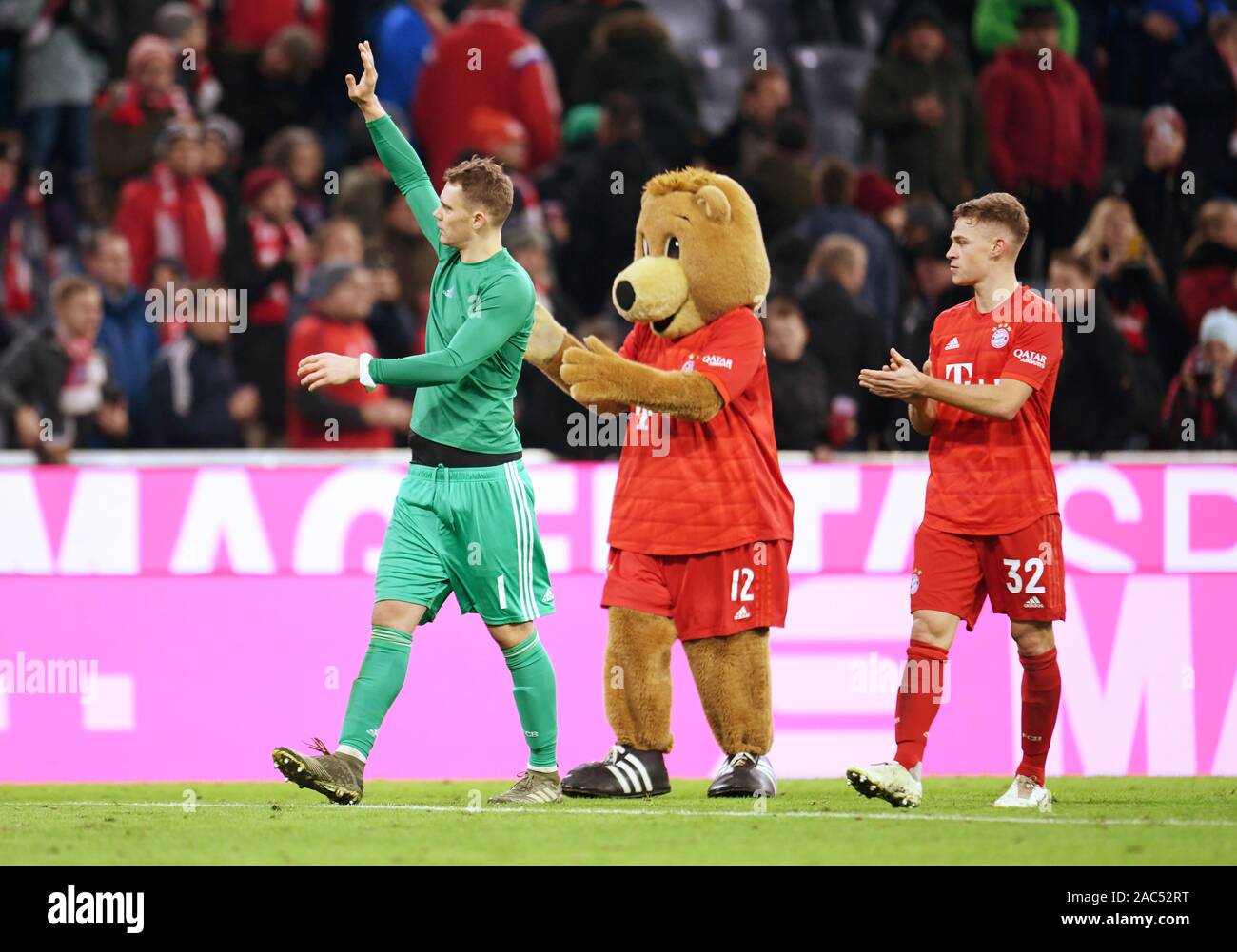 München, Deutschland. 30 Nov, 2019. Fussball: Bundesliga, FC Bayern München - Bayer Leverkusen, 13. Spieltag in der Allianz Arena. Bayern Torwart Manuel Neuer (L-R), Bayern Maskottchen Berni und Joshua Kimmich verabschieden sich die Fans nach dem Spiel. Bayern verliert 1:2. Quelle: Tobias Hase/dpa - WICHTIGER HINWEIS: In Übereinstimmung mit den Anforderungen der DFL Deutsche Fußball Liga oder der DFB Deutscher Fußball-Bund ist es untersagt, zu verwenden oder verwendet Fotos im Stadion und/oder das Spiel in Form von Bildern und/oder Videos - wie Foto Sequenzen getroffen haben./dpa/Alamy leben Nachrichten Stockfoto