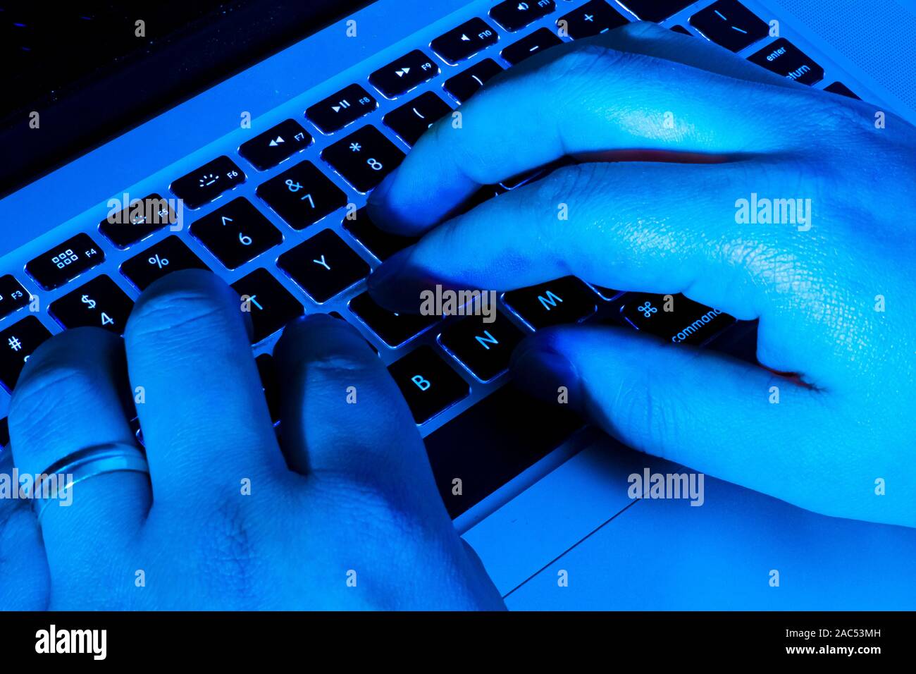 Eine Person, die Sie wirklich schnell, auf einem Laptop in der Nacht Stockfoto