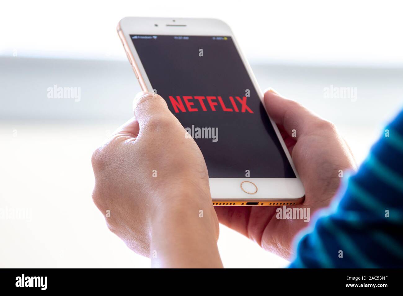 Calgary, Alberta. Kanada 28.November 2019: Frau hält ein iphone Plus mit dem Netflix app auf ihre Hände. Netflix Release eine neue Aktualisierung seines online video s Stockfoto