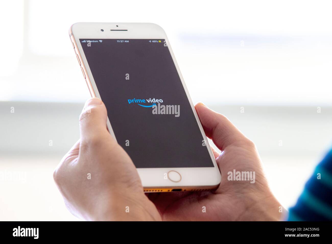 Calgary, Alberta. Kanada 28.November 2019: Frau hält ein iphone plus mit der Amazon Prime app auf ihre Hände. Amazon Prime während der Schwarzen Freitag Release eine ne Stockfoto