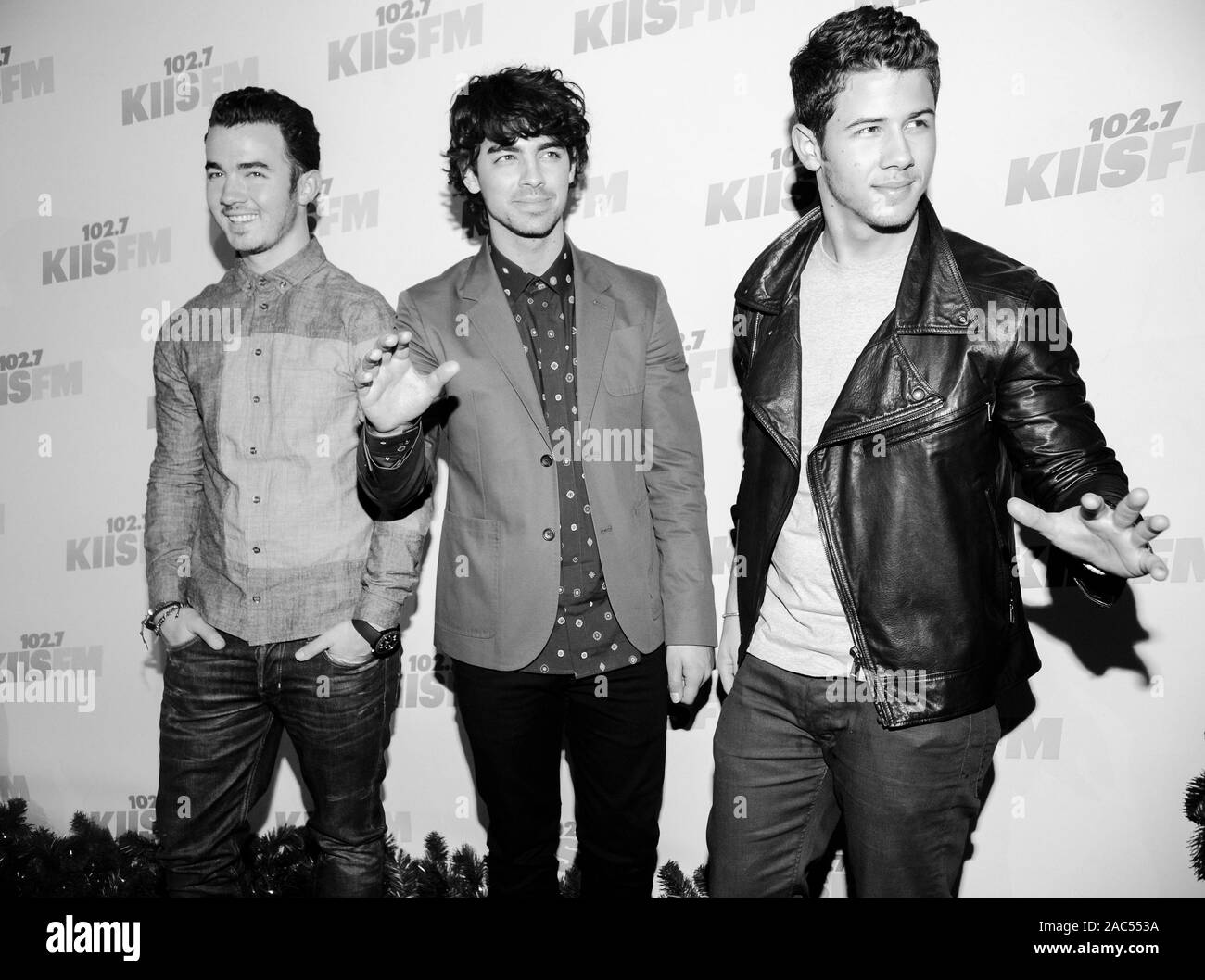 (L - R) Musiker Kevin Jonas, Joe Jonas, und Nick Jonas der Jonas Brothers nimmt die KIIS FM 2012 Jingle Ball bei Nokia Theatre L.A. Live am 1. Dezember in Los Angeles, Kalifornien 2012. Stockfoto