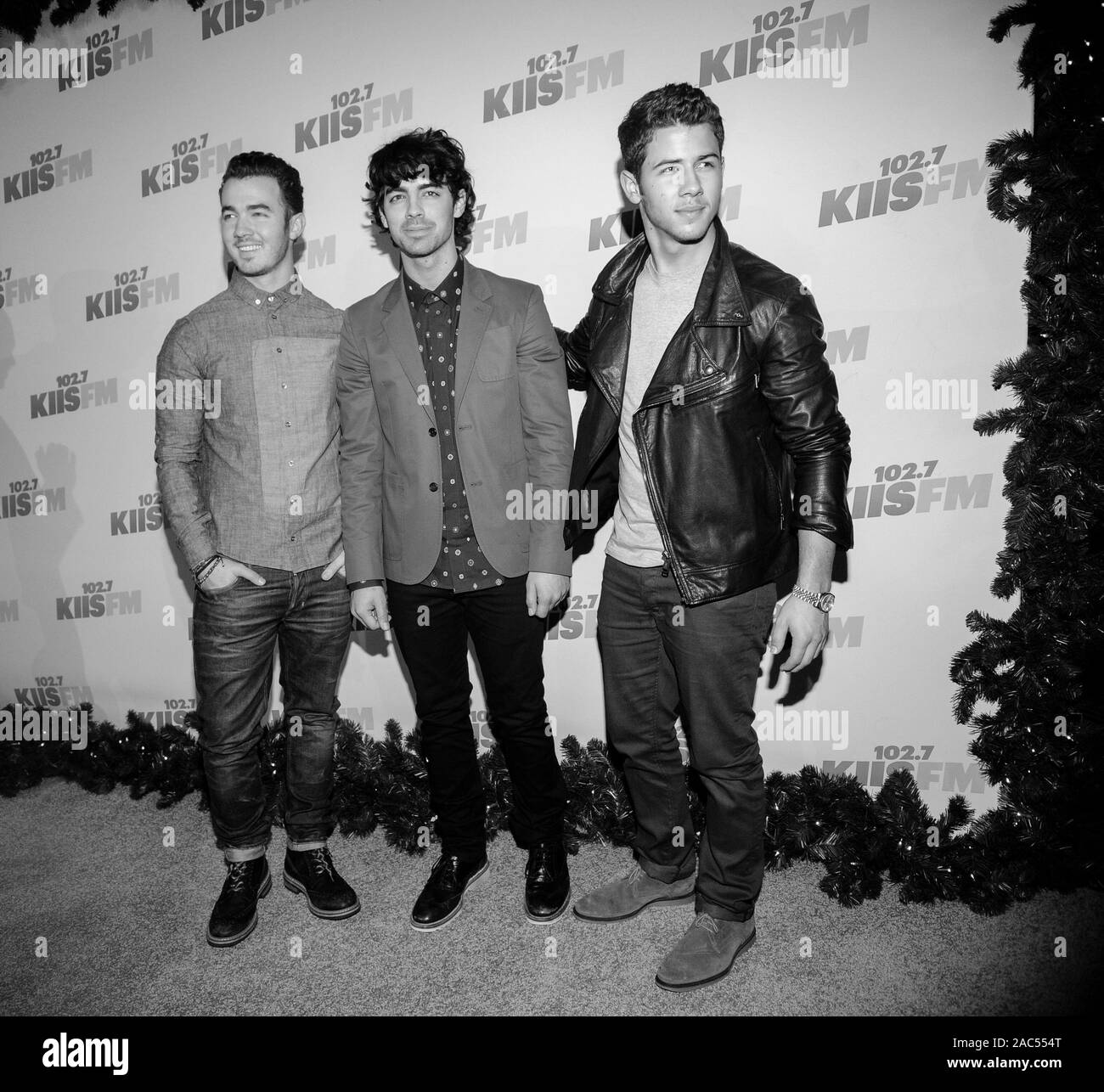 (L - R) Kevin, Joe und Nick Jonas der Jonas Brothers sorgen die KIIS FM 2012 Jingle Ball bei Nokia Theatre L.A. Live am 1. Dezember in Los Angeles, Kalifornien 2012. Stockfoto