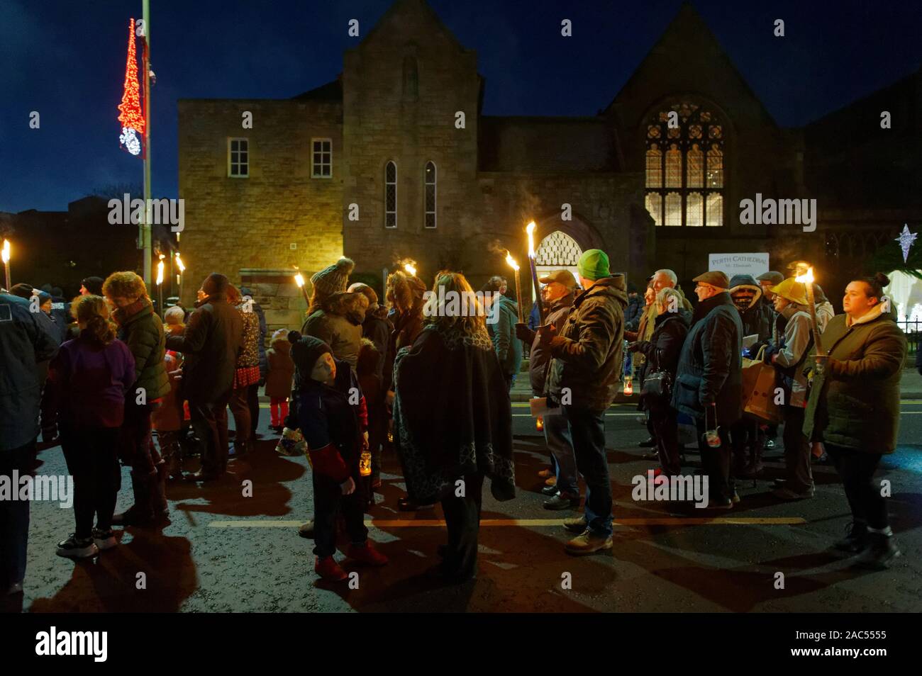 Eine Taschenlampe leuchtet Prozession in Perth Schottland als Teil der Weihnachten Stockfoto