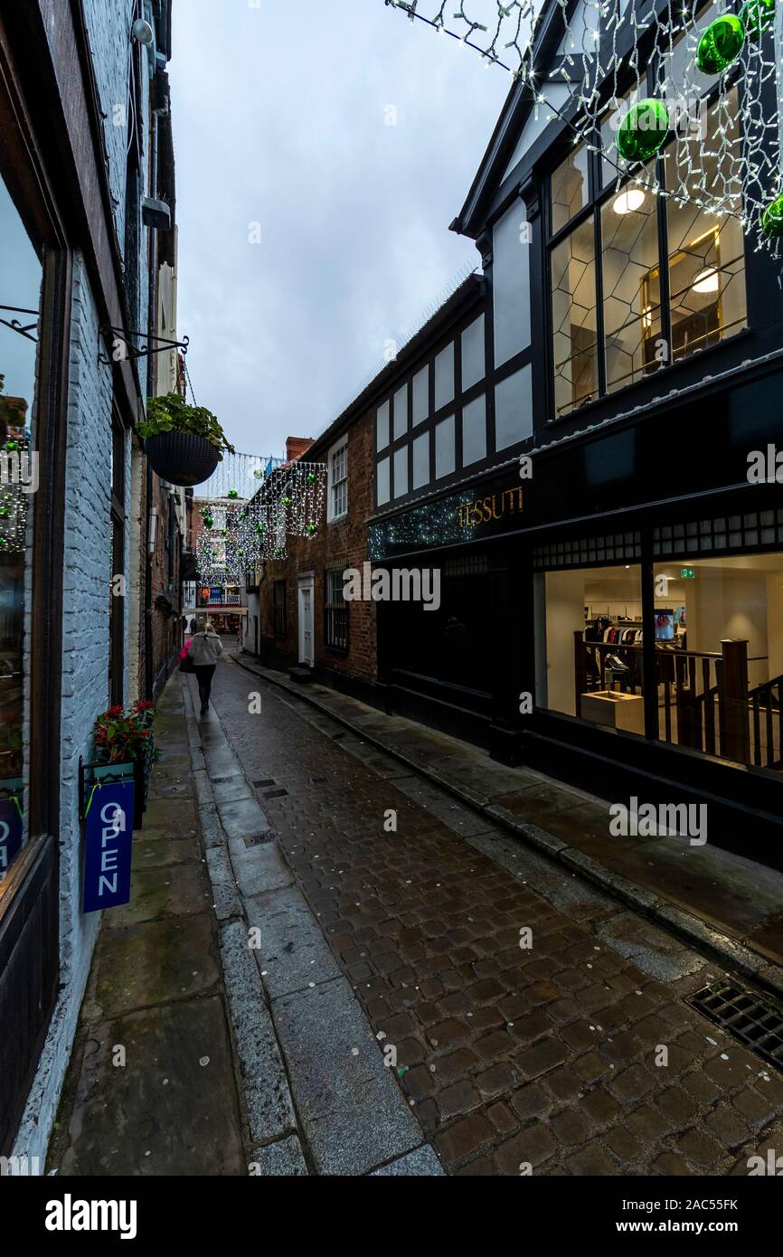 Weihnachtsbeleuchtung oben Crook Straße Gasse, Chester Stockfoto