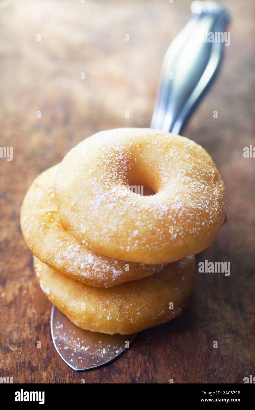 Apple Fritters auf einem Kuchen Slice Stockfoto