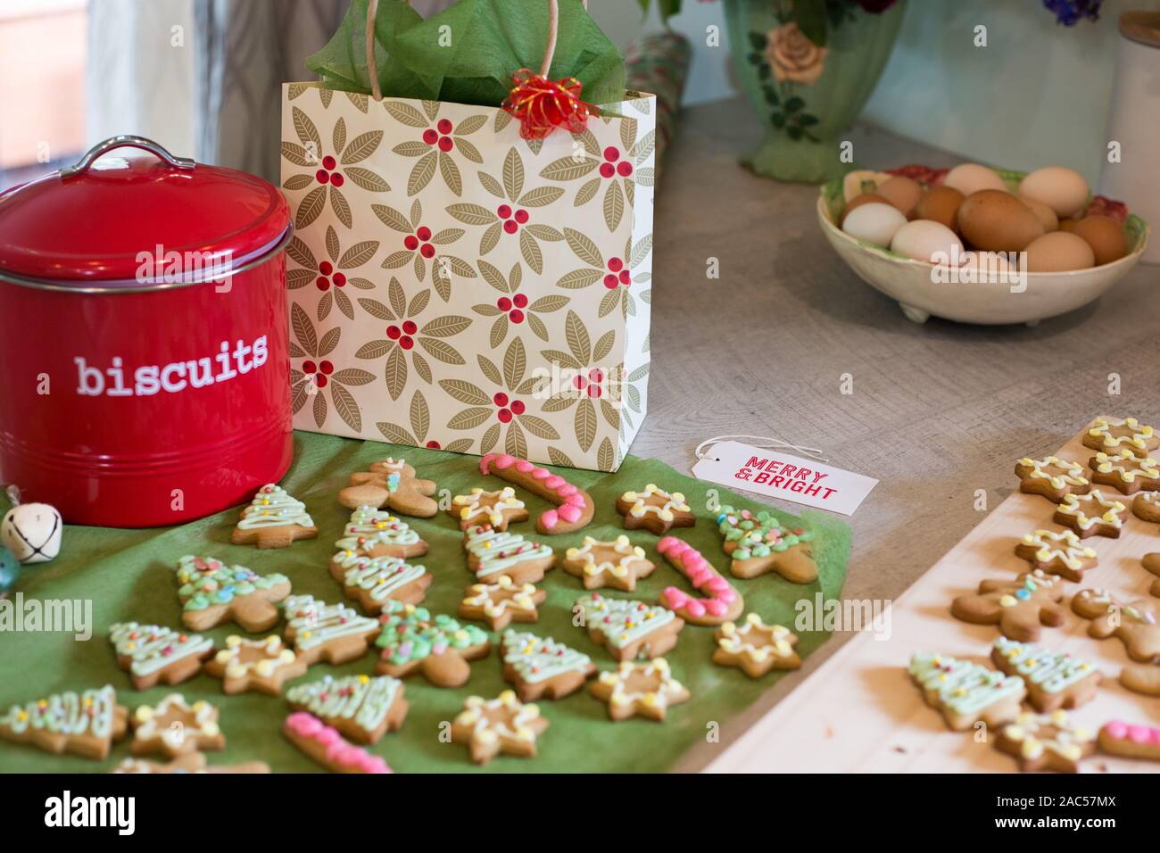 Hausgemachte Cookies gebacken und dekoriert als Weihnachtsgeschenk zu geben Stockfoto