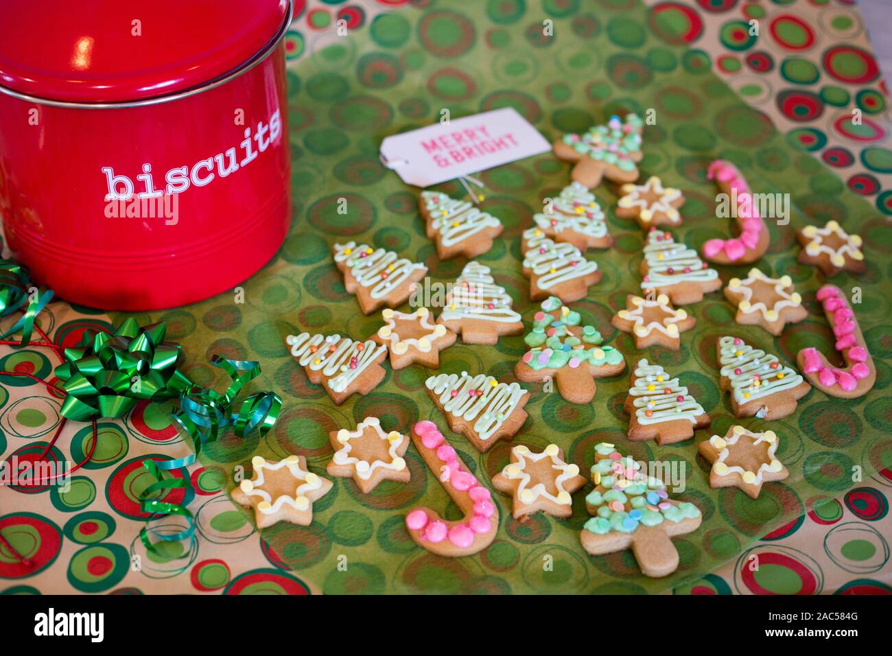 Hausgemachte Cookies gebacken und dekoriert als Weihnachtsgeschenk zu geben Stockfoto