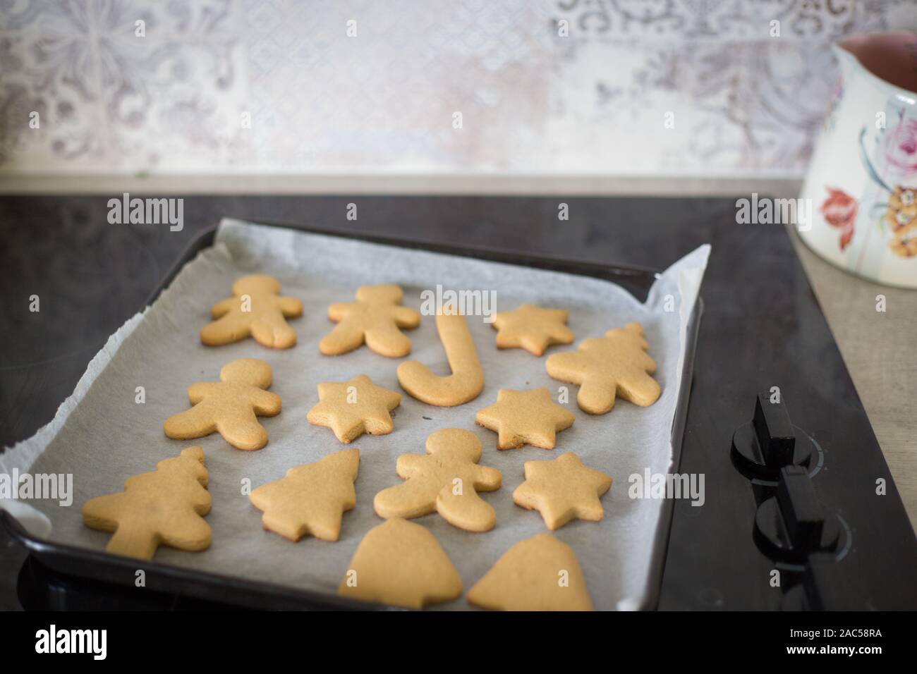 Lebkuchen Kekse backen in der Weihnachtszeit als selbstgemachte Geschenke zu verwenden Stockfoto