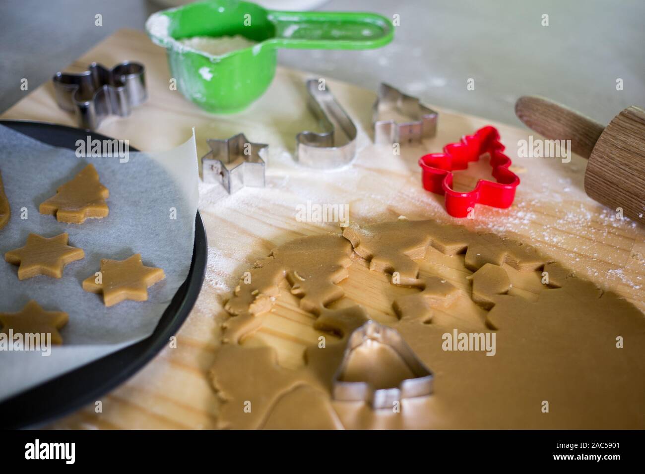 Über Weihnachten geformte Ausstecher Lebkuchen Kekse an Weihnachten zu machen Stockfoto