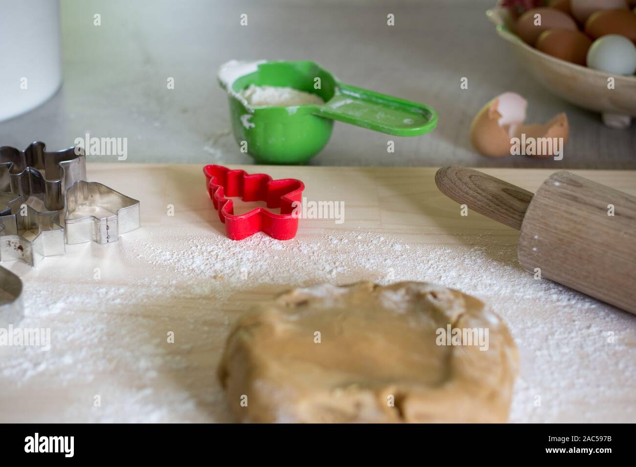 Über Weihnachten geformte Ausstecher Lebkuchen Kekse an Weihnachten zu machen Stockfoto