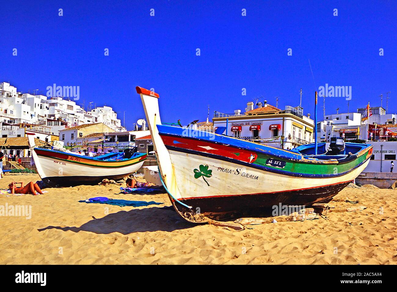 Fischerboote an der Algarve bei Albufeira Stockfoto