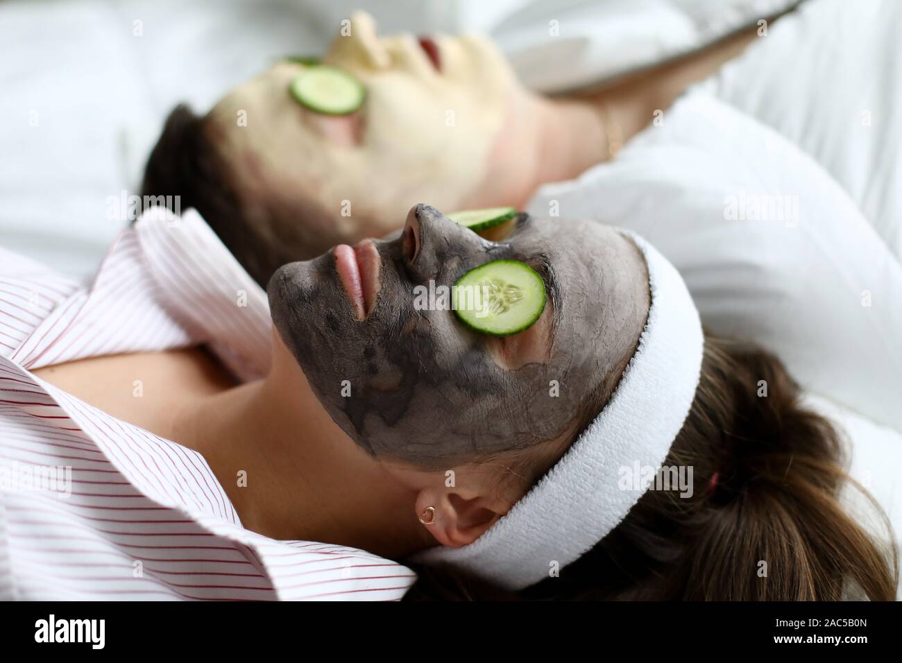 Frau und Mann verbringen, happy weekend an modischen Stockfoto