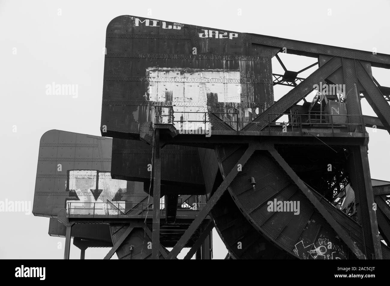 Chicago Illinois Ash Street Zugbrücken über Versand Kanal Stahlträger Brücke Muster Schwarz und Weiß Stockfoto