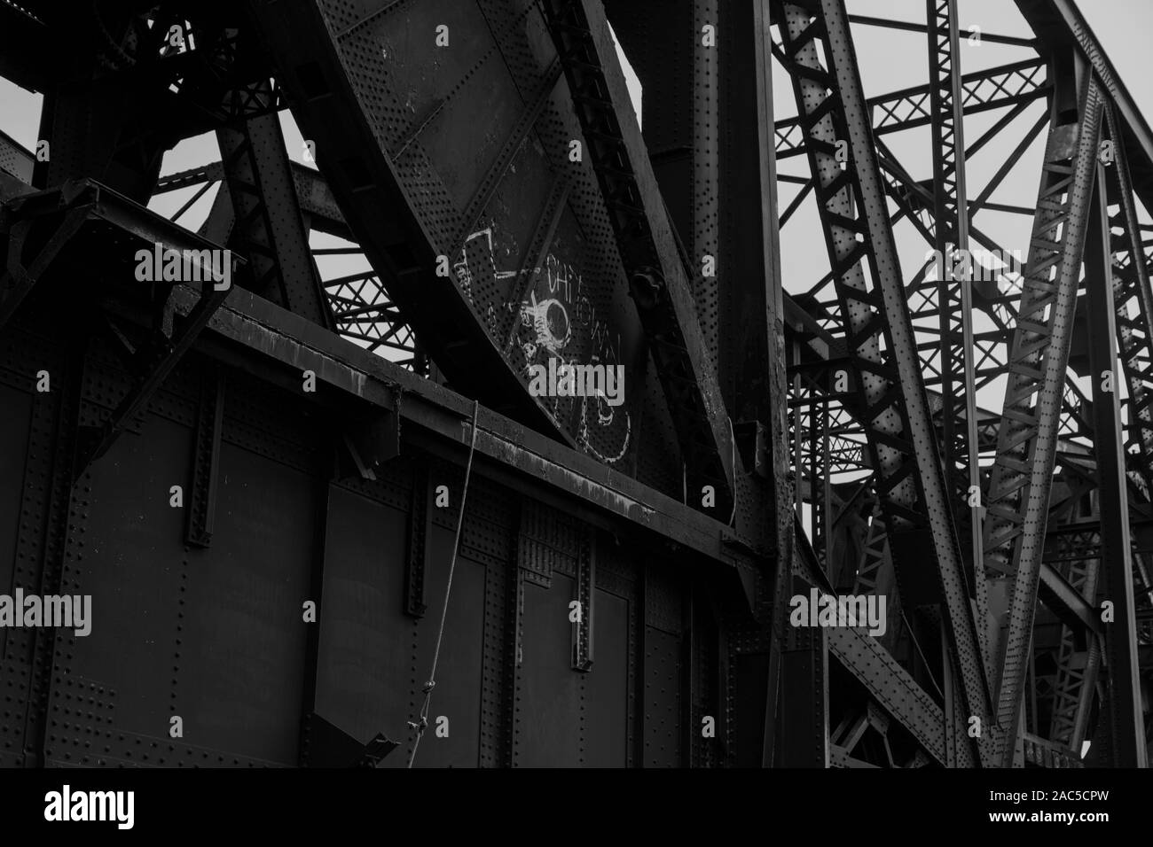 Chicago Illinois Ash Street Zugbrücken über Versand Kanal Stahlträger Brücke Muster Schwarz und Weiß Stockfoto