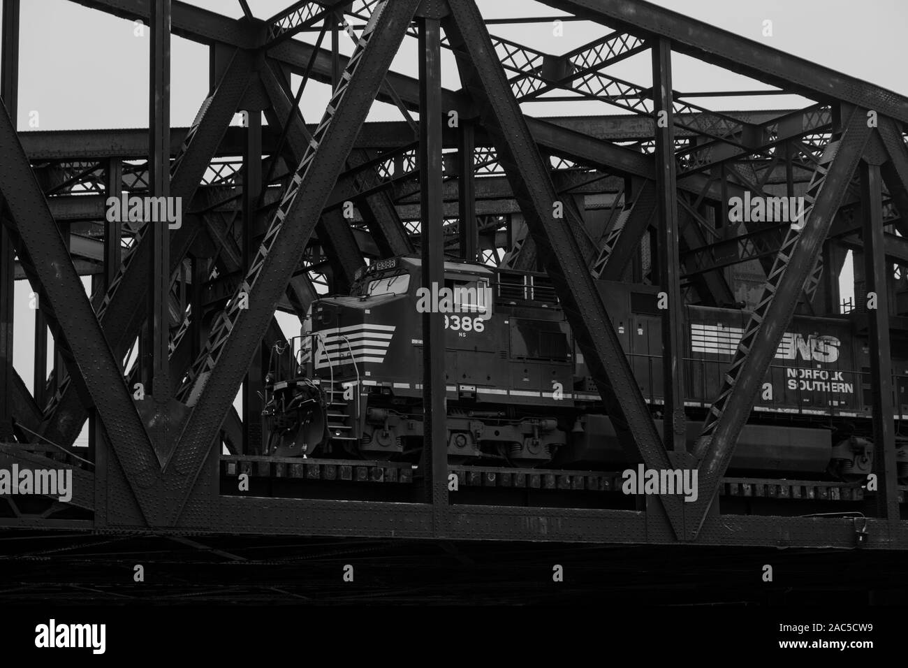 Chicago Illinois Ash Street Zugbrücken über Versand Kanal Stahlträger Brücke Muster schwarz und weiß Norfolk Southern Güterzuglokomotive Stockfoto