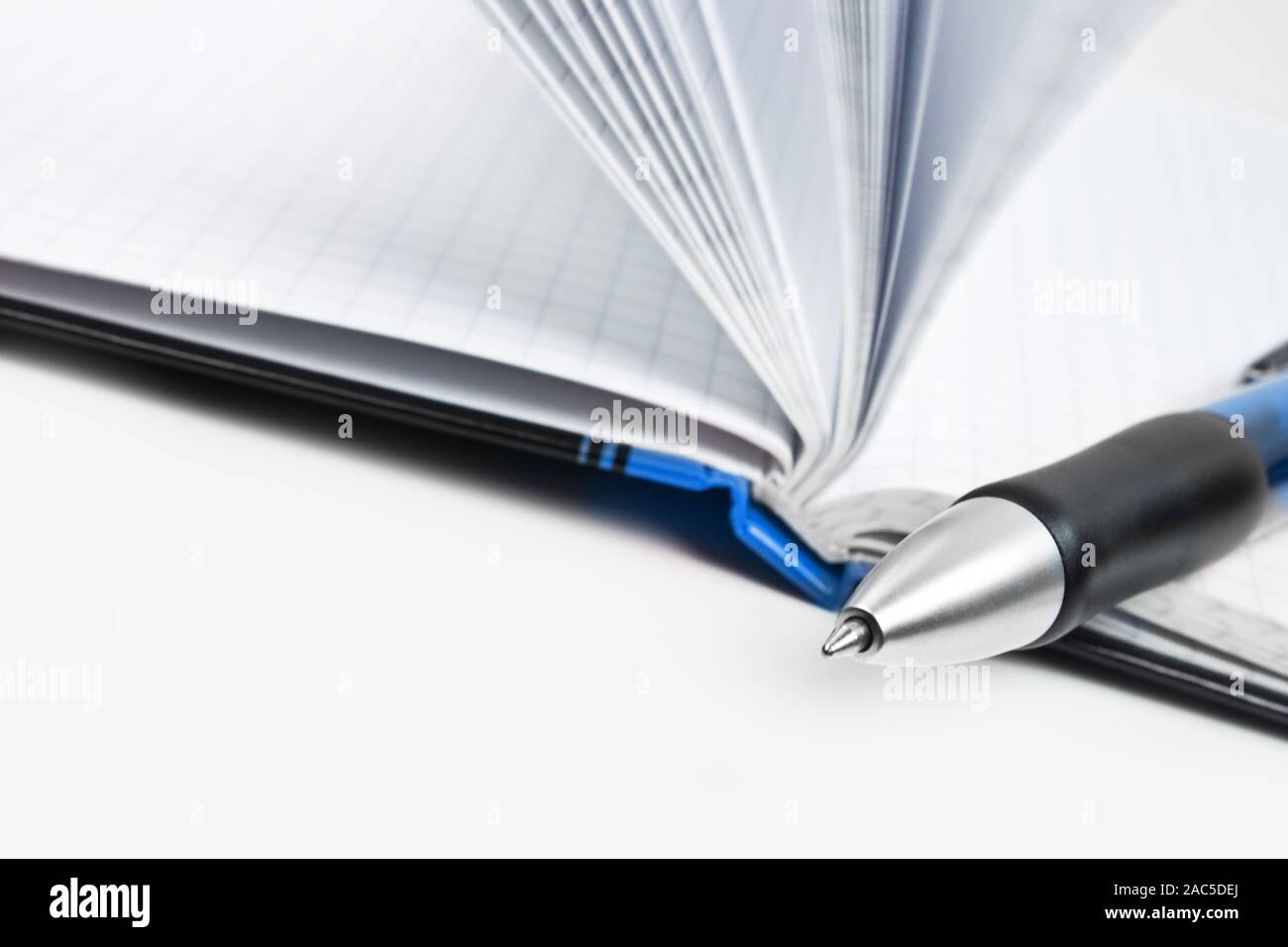 Notizbuch aus Papier und Bleistift Nahaufnahme Stockfoto