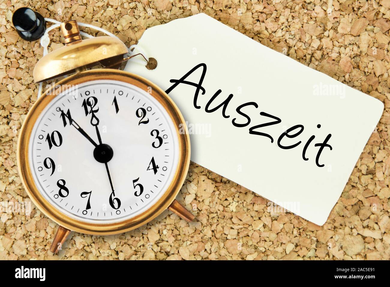 Wecker fünf Minuten vor Zwölf und Deutsch: Timeout Stockfoto