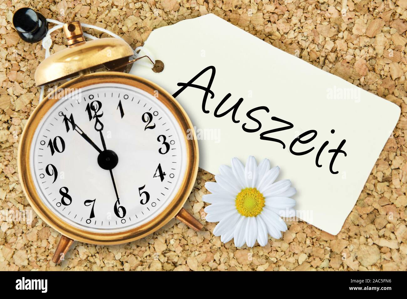 Wecker fünf Minuten vor Zwölf und Deutsch: Timeout Stockfoto