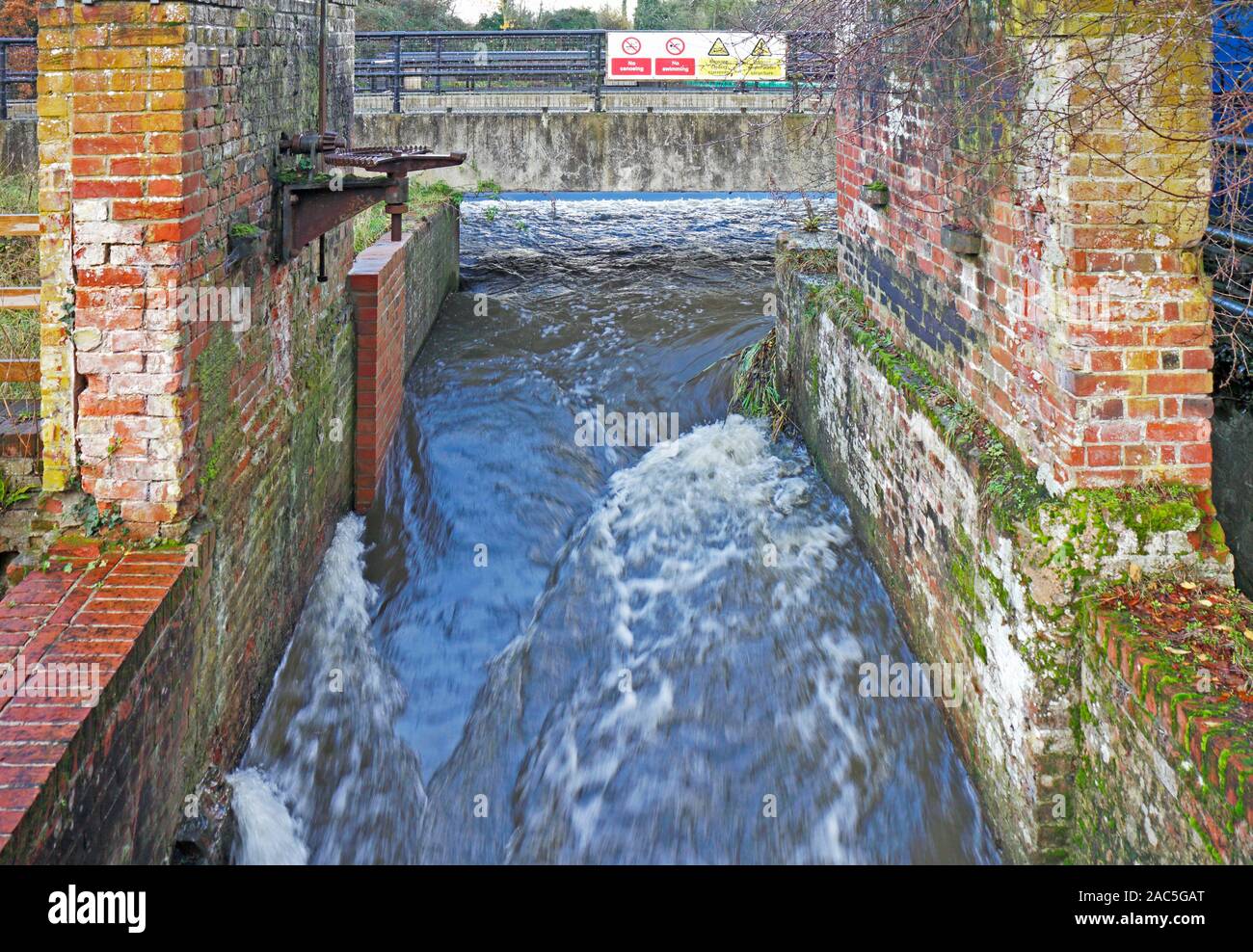 Der Fluss Bure durch die Reste der unteren Partie der alten Wassermühle am Horstead, Norfolk, England, Vereinigtes Königreich, Europa fließen. Stockfoto
