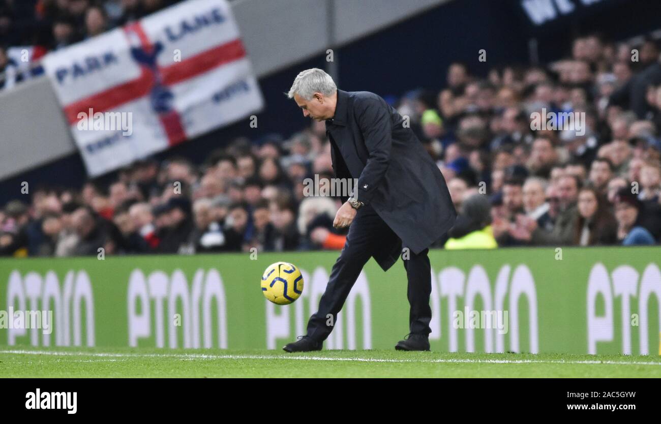 Tottenham-Manager Jose Mourinho kontrolliert den Ball während des Premier-League-Spiels zwischen Tottenham Hotspur und AFC Bournemouth im Tottenham Hotspur Stadium London, Großbritannien - 30. November 2019 Foto Simon Dack / Telephoto-Bilder. - Nur redaktionelle Verwendung. Kein Merchandising. Für Football Images gelten die FA- und Premier League-Einschränkungen, einschließlich keine Nutzung des Internets/Mobilgeräts ohne FAPL-Lizenz. Für weitere Informationen wenden Sie sich bitte an Football Dataco Stockfoto