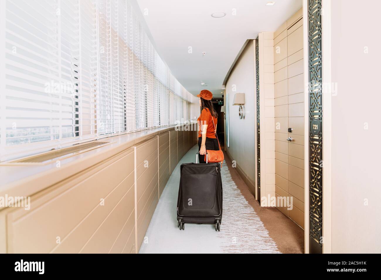 Eine Frau auf den Weg zu ihrem Zimmer durch den Flur. Stockfoto Eine Frau auf den Weg zu ihrem Zimmer durch den Flur. Stockfoto