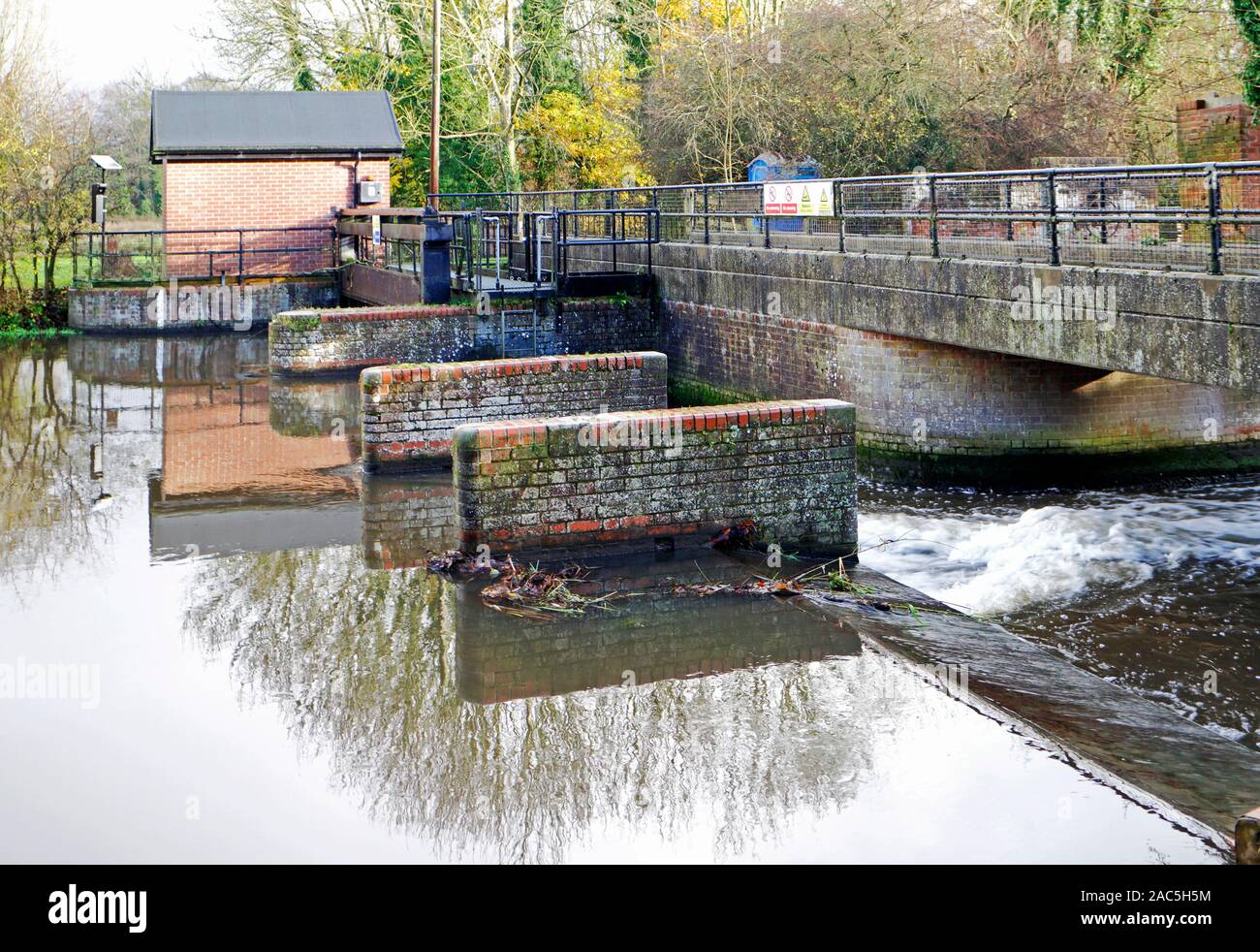 Ein Wehr und Wasser Messstation auf dem Fluss Bure durch die Reste der alten Wassermühle am Horstead, Norfolk, England, Vereinigtes Königreich, Europa. Stockfoto