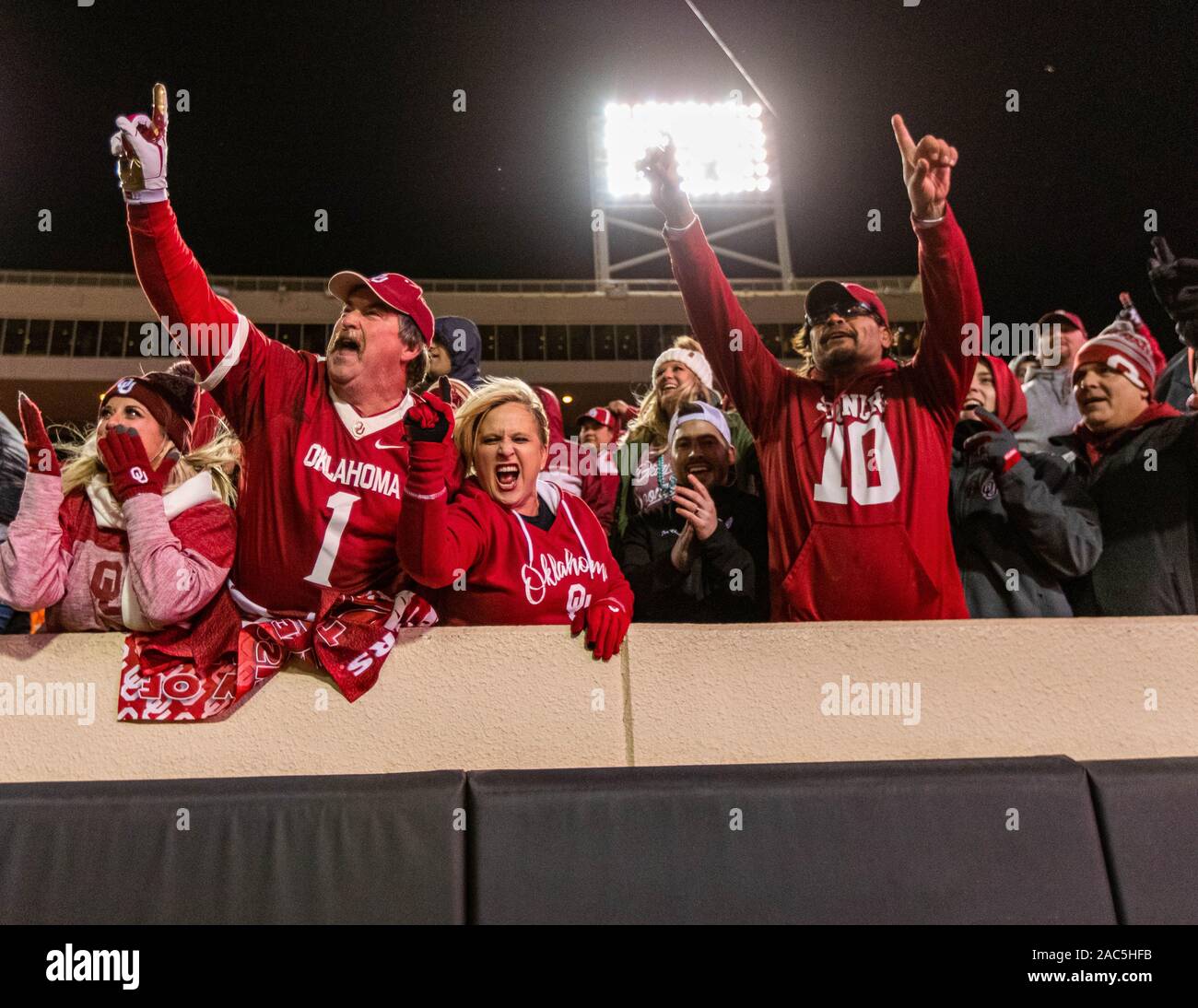 Stillwater, Oklahoma, USA. 30 Nov, 2019. Oklahoma früher Fans jubeln, als ihre Mannschaft die Oklahoma State Cowboys am Samstag, den 30. November 2019 zu schlagen an Boone Pickens Stadion in Stillwater, Oklahoma. Credit: Nicholas Rutledge/ZUMA Draht/Alamy leben Nachrichten Stockfoto