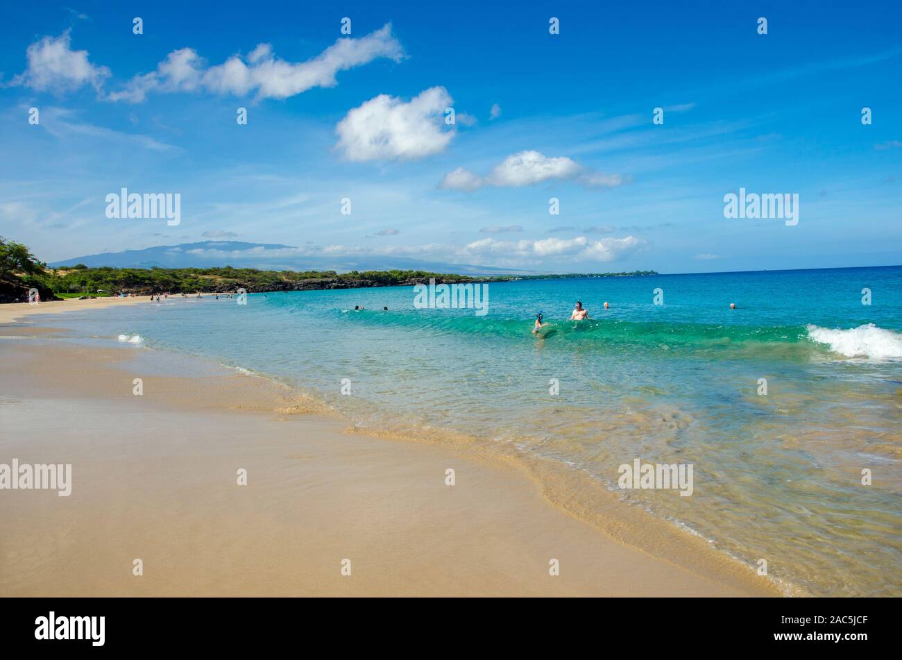 Schnorchler im Wasser an Hapuna Beach, zusammen Kohala Küste der Großen Insel. Dieses White Sand Beach wurde zu einem der besten Strände in der Stockfoto