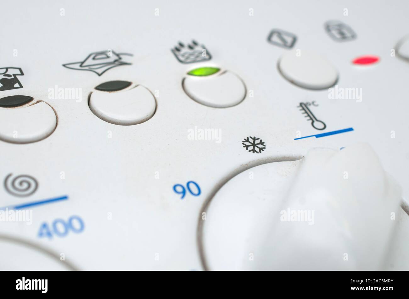 Kalt waschen Programmwahlschalter auf eine Waschmaschine, geringe Tiefenschärfe Stockfoto