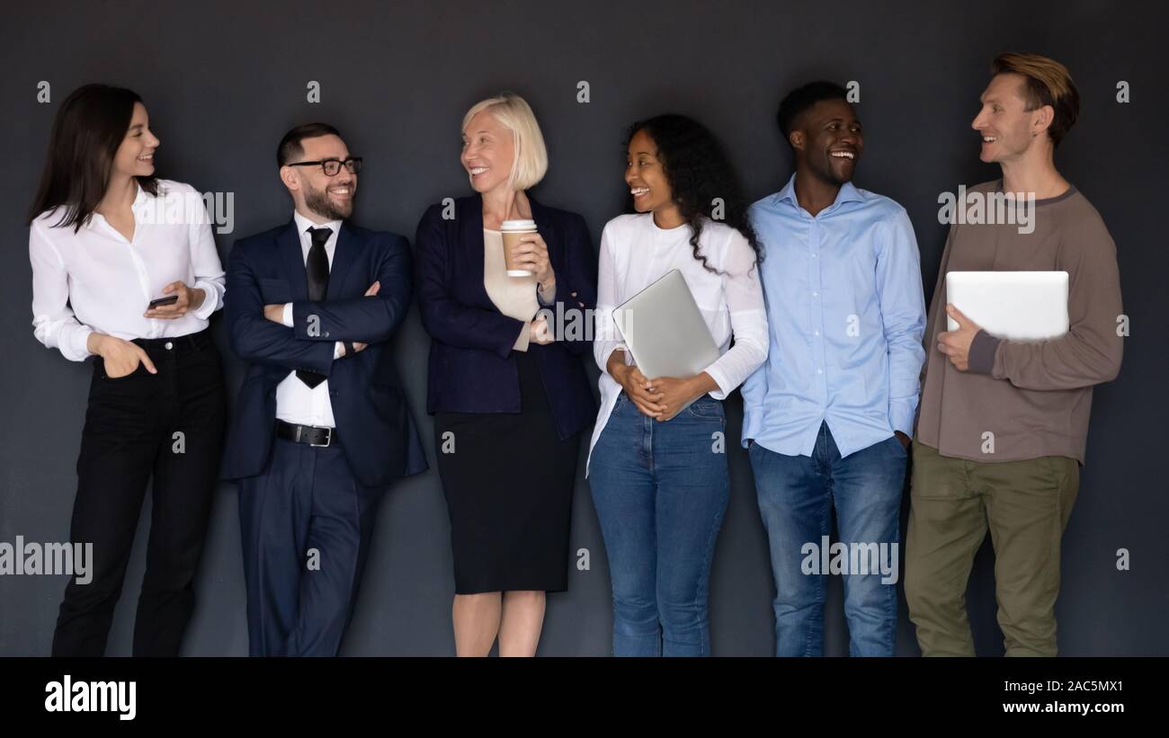 Gruppe erfolgreicher Happy diverse junge und ältere Geschäftsleute. Stockfoto