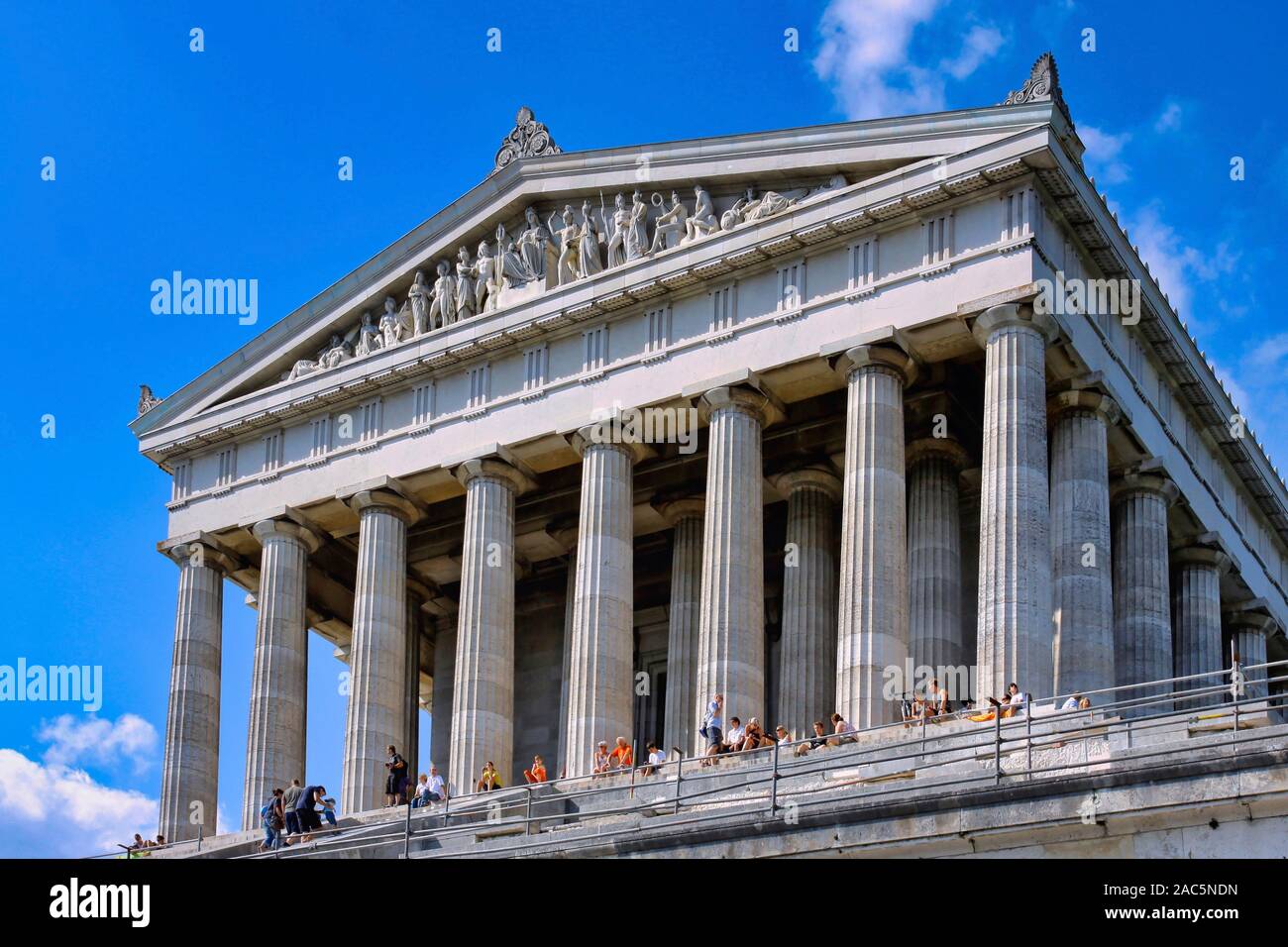 Giebel mit Skulpturen, vor dem Mahnmal Walhalla, Donaustauf, Oberpfalz, Bayern, Deutschland, Europa, 15. August 2009 Stockfoto