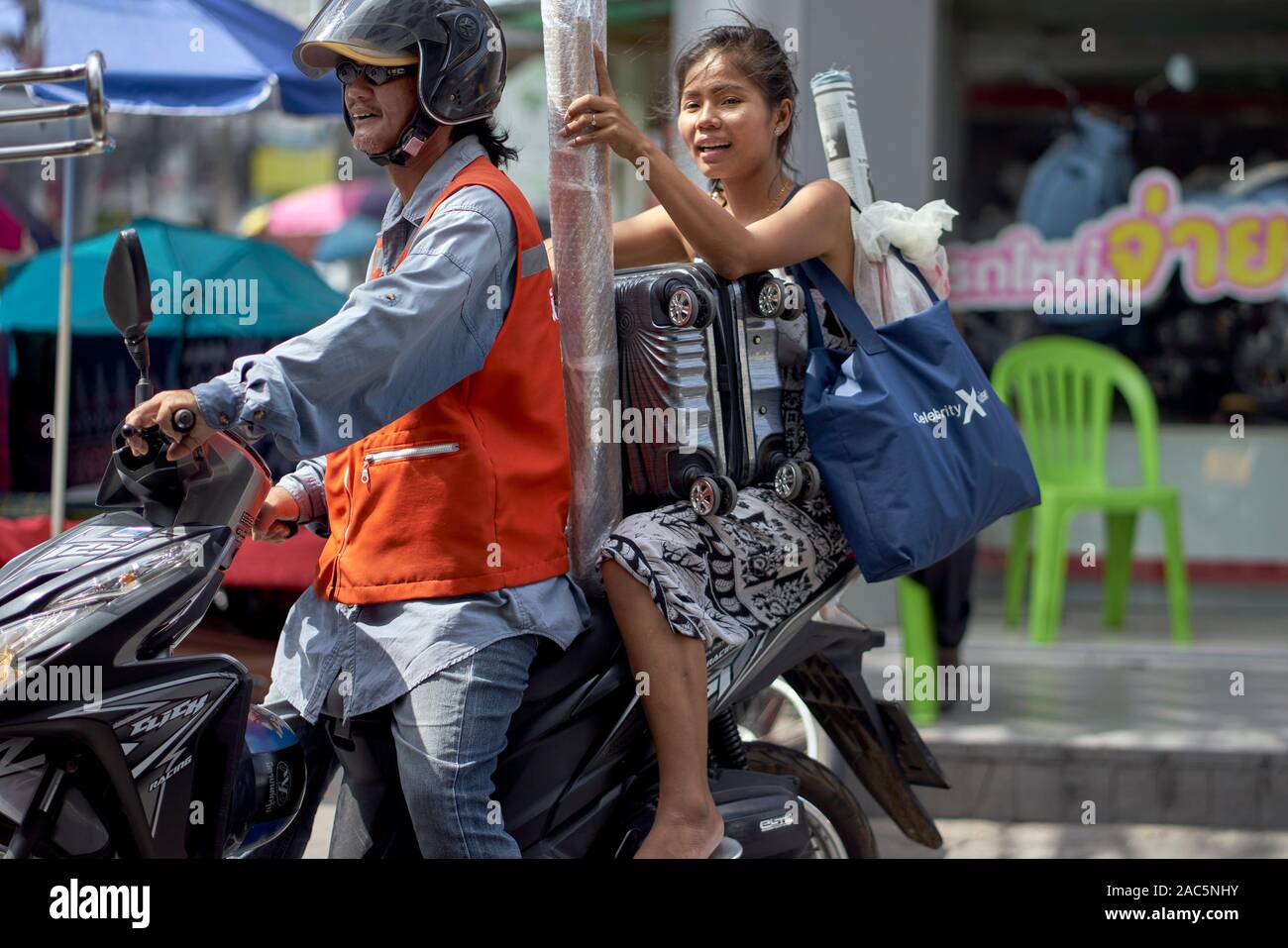 Thailand Motorrad Taxi mit weiblichen Passagier und Gepäck Stockfoto