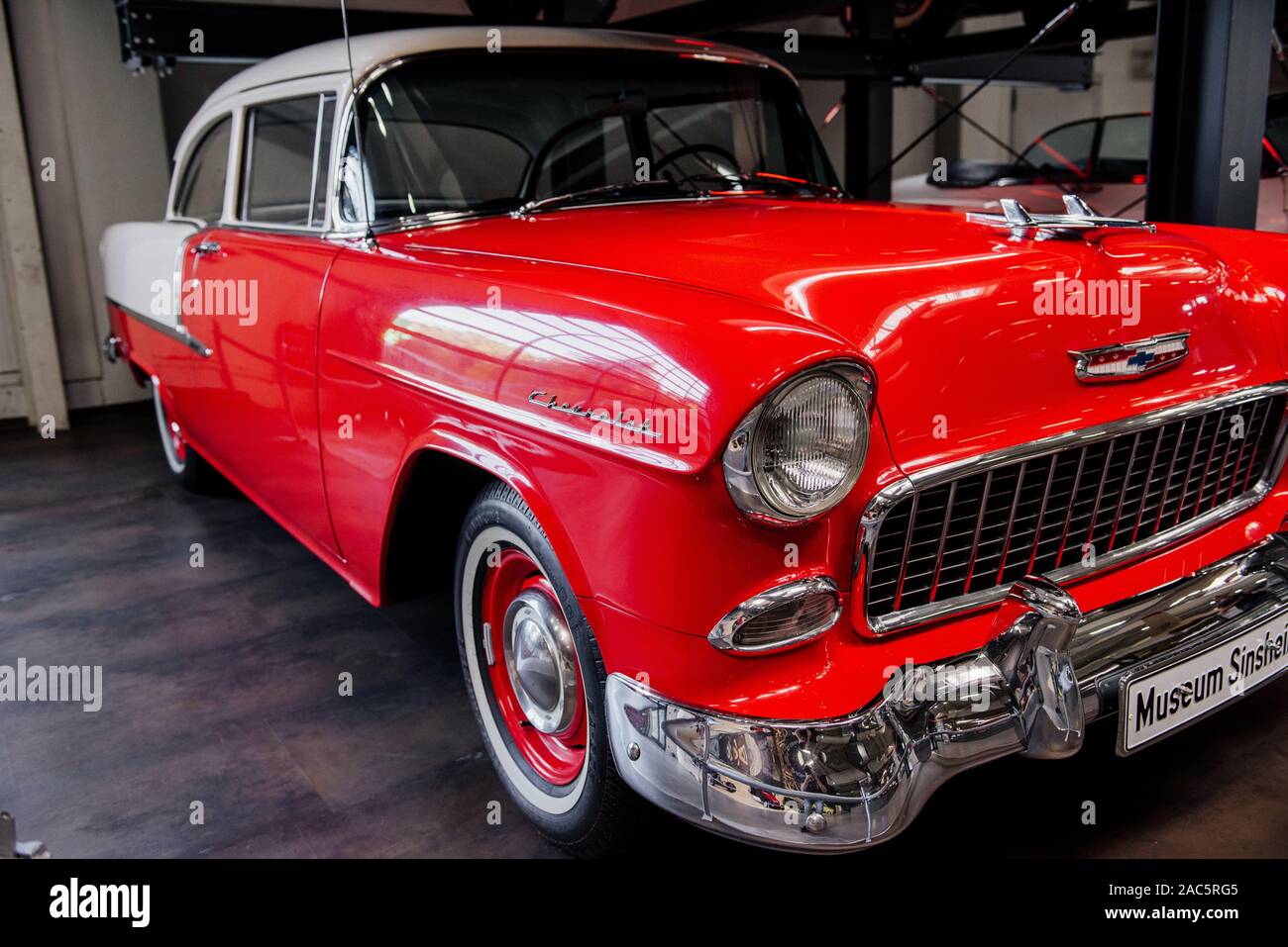 SINSHEIM, Deutschland - Oktober 16, 2018: Technik Museum. Vordere und rechte Seite der Roten retro Auto. Perfekt poliert Stockfoto