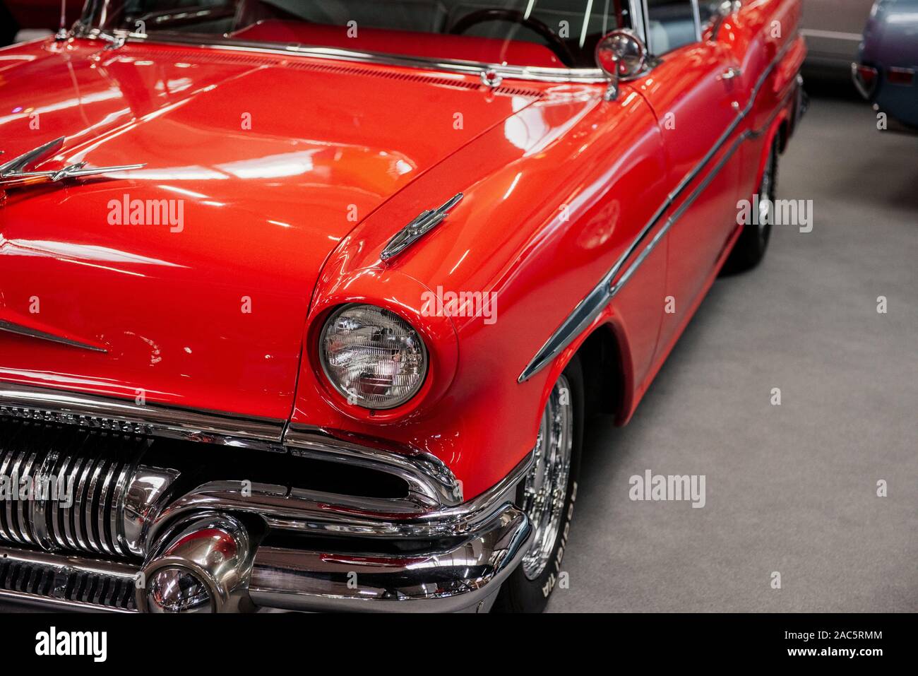 SINSHEIM, Deutschland - Oktober 16, 2018: Technik Museum. Retro rotes Auto steht mit anderen Automatisch im Hintergrund Stockfoto