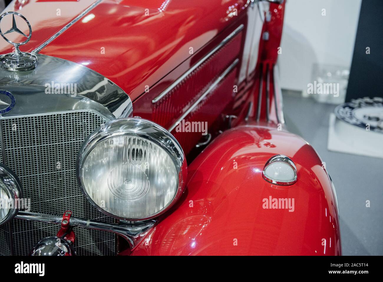 SINSHEIM, Deutschland - Oktober 16, 2018: Technik Museum. Poliert rot Luxus Auto im Retro Stil Stockfoto
