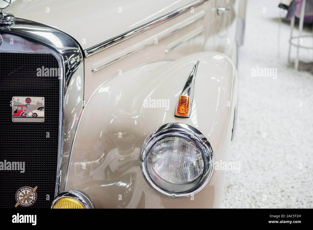 SINSHEIM, Deutschland - Oktober 16, 2018: Technik Museum. Teil des White classic Auto, geparkt im Innenbereich auf weißen Felsen Stockfoto