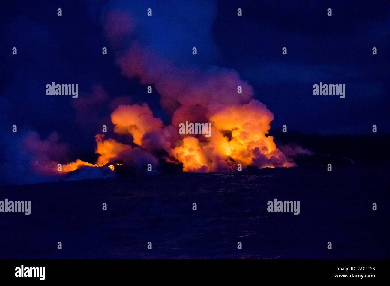 August 2018: Lava des Vulkans Kilauea Riss 8 fließt in den Ozean weg die Puna Küste der Großen Insel von Hawaii. Dieses Bild war ein genommen Stockfoto